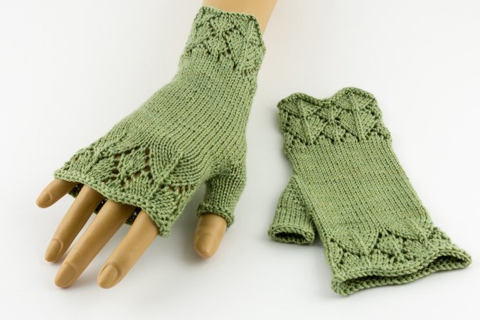 Leah Mitts - Knitting pattern